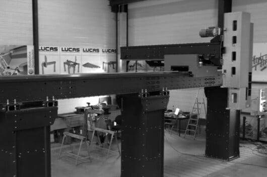 Cantilever gantry robots